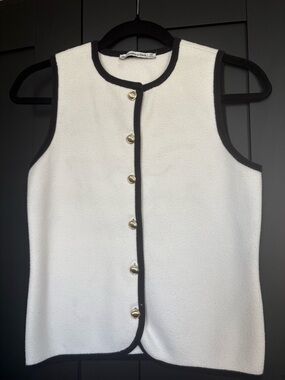 Abercrombie & Fitch White Sleeveless Vest with Black Trim